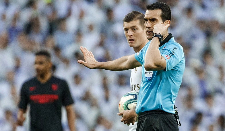 Foto: Martínez Munuera na Klasyk