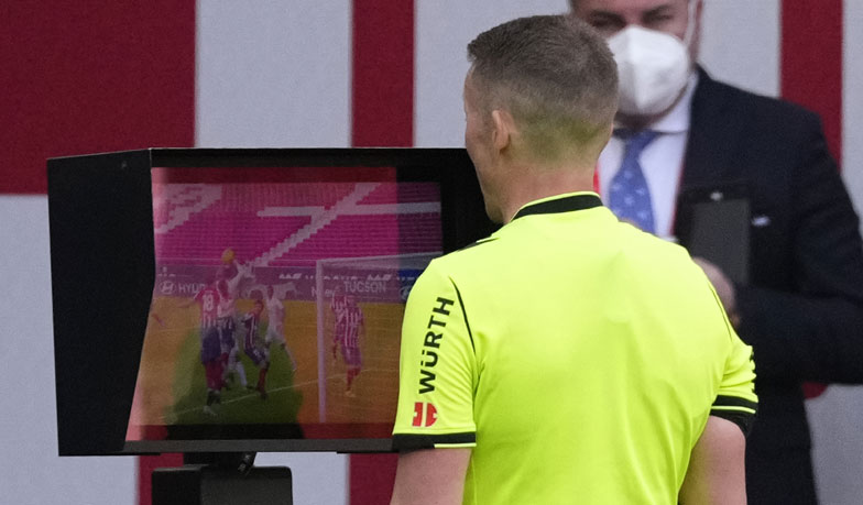 Foto: Jakie zagrania ręką będą karane odgwizdaniem przewinienia?