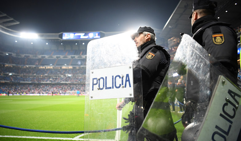 Foto: Policja zidentyfikowała członka Ultras Sur z banerem o Anne Frank