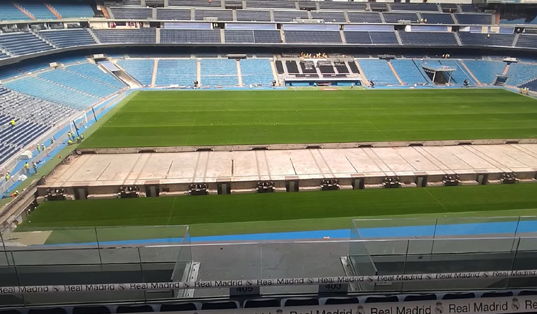 Foto: Murawa Santiago Bernabéu została wysunięta z jaskini