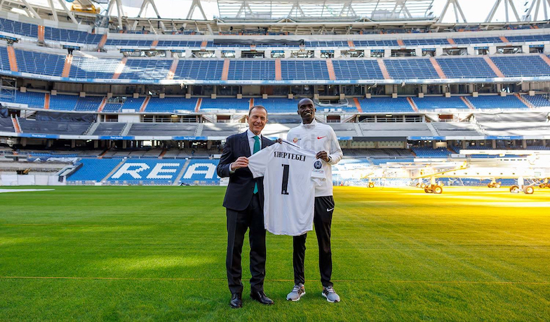 Foto: Joshua Cheptegei odwiedził Santiago Bernabéu