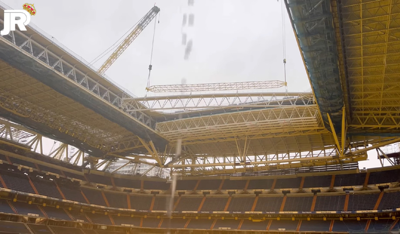 Foto: Zamontowano już połowę kratownic nowego dachu na Bernabéu [VIDEO]