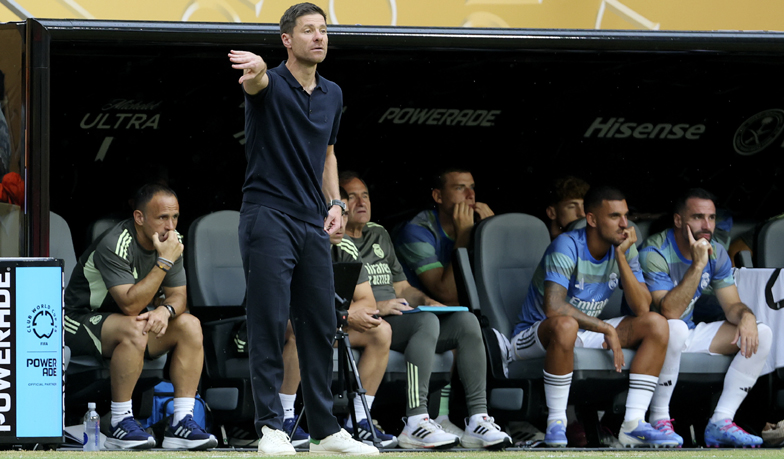 Foto: Xabi Alonso: Musimy rozwiązać razem to, by Trent w pojedynku indywidualnym miał wsparcie i organizację