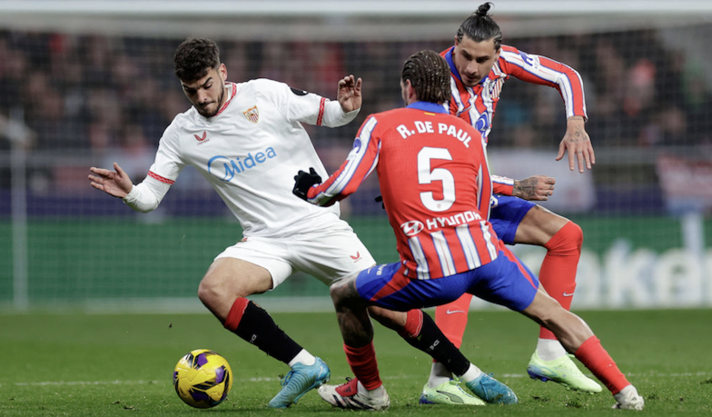 Foto: 16. kolejka: Atlético wygrywa w doliczonym czasie