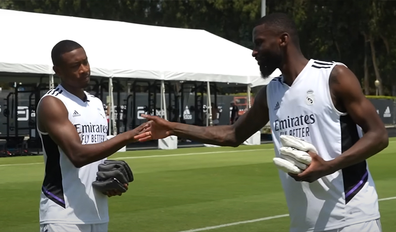 Foto: Alaba i Rüdiger zmierzyli się ze sobą w cornhole [VIDEO]