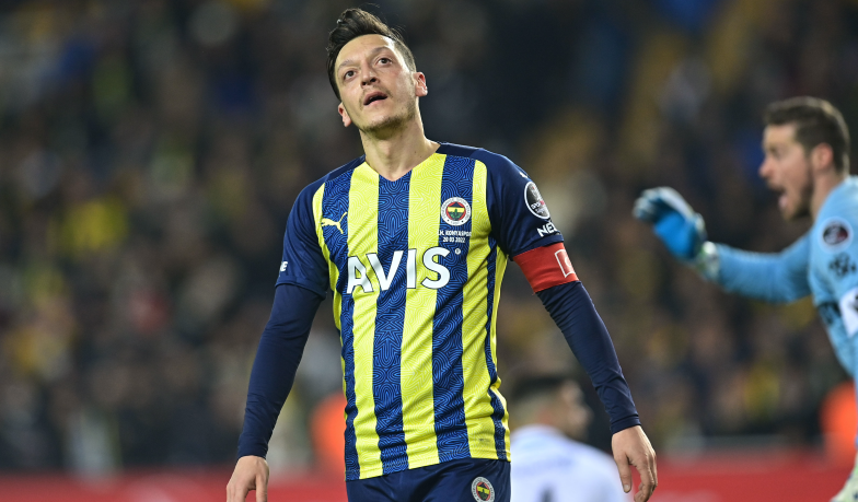 Foto: Özil włącza się w transfer Gülera