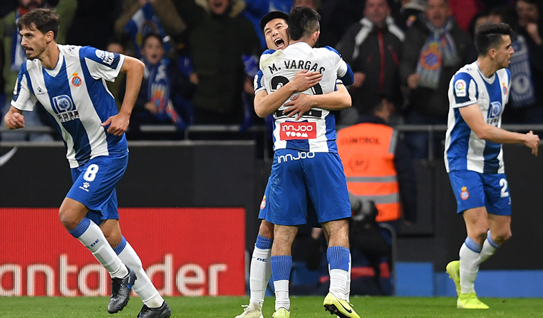 Foto: Real dogania Barcelonę, która traci punkty w derbach