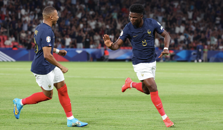 Foto: Bezbłędna Francja, piękny gol Tchouaméniego