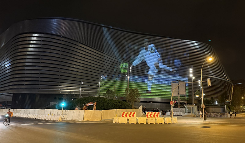 Foto: Na Bernabéu trwają testy mappingu: wolej Zidane'a, główka Ramosa, radość Mbappé… [VIDEO]