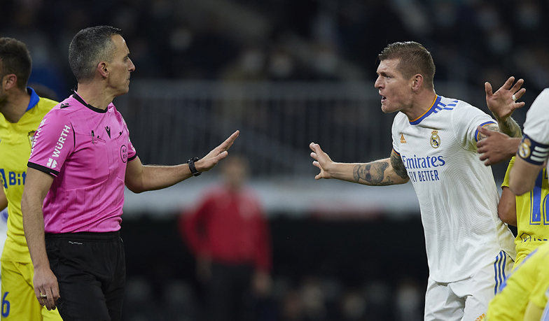 Foto: „Gdy Valencia odwiedza Bernabéu, gra także przeciwko sędziom”
