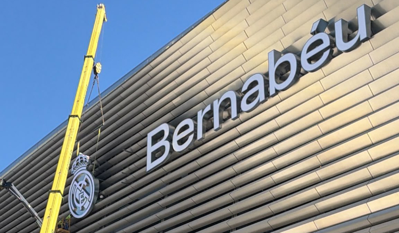 Herb Realu Madryt wrócił na fasadę Bernabéu [VIDEO]