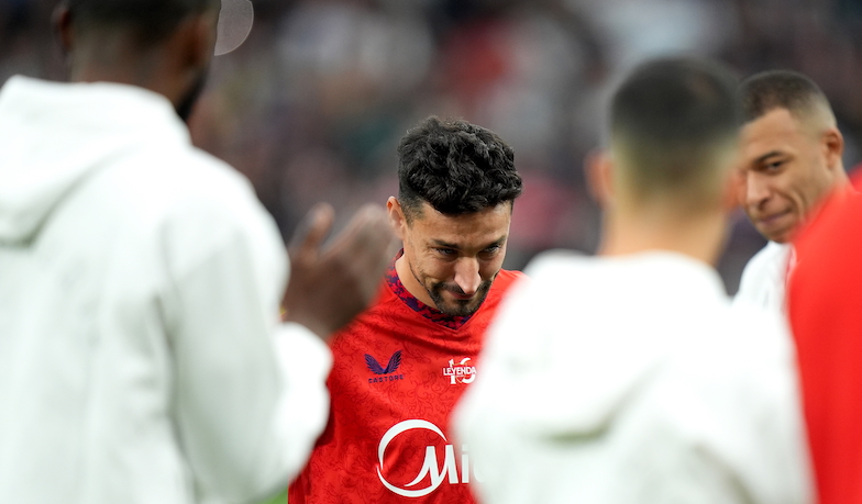 Foto: Sevilla ustawiła szpaler, a Real uhonorował Jesúsa Navasa