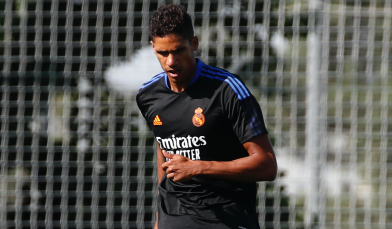 Foto: Ancelotti i Varane twarzą w twarz