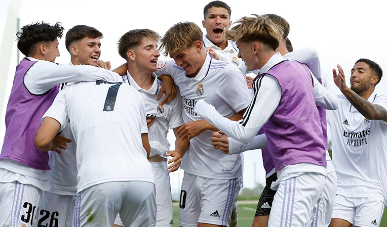 Foto: Juvenil A w półfinale, Fernando Torres odpycha Arbeloę i ląduje na trybunach