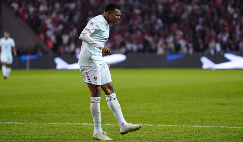 Oficjalnie: Mbappé z rozciągnięciem torebki stawowej w kolanie