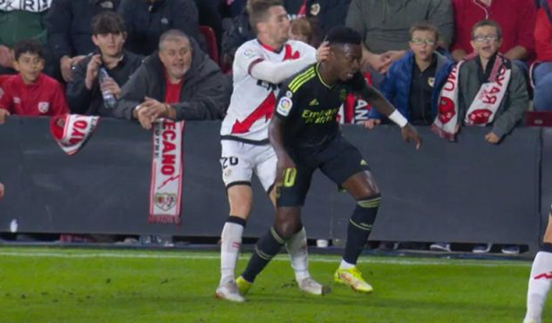 Foto: Dzisiaj sędziuje arbiter, który pozwala bić Viníciusa po głowie [VIDEO]