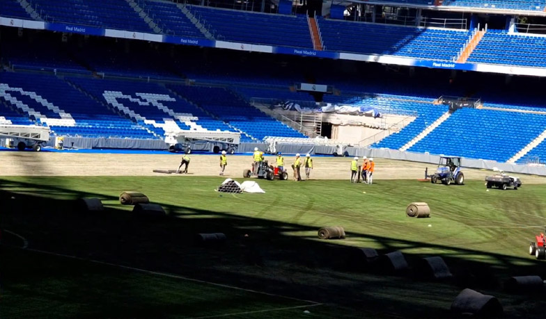 Foto: Real Madryt wymienia całą murawę na Santiago Bernabéu