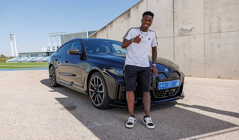 Foto: Piłkarze odebrali nowe BMW