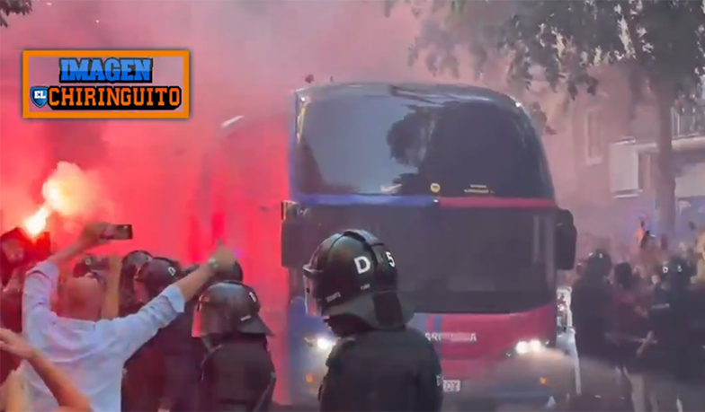 Kibice Barcelony pomylili autokary i obrzucili kamieniami własną drużynę [VIDEO]