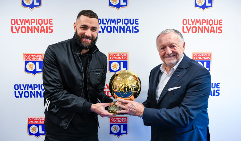 Foto: Benzema zaprezentował Złotą Piłkę w Lyonie [VIDEO]