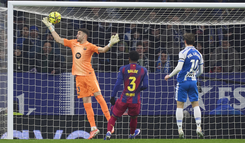 Foto: 18. kolejka: Barcelona wygrywa derby i ucieka na 7 punktów