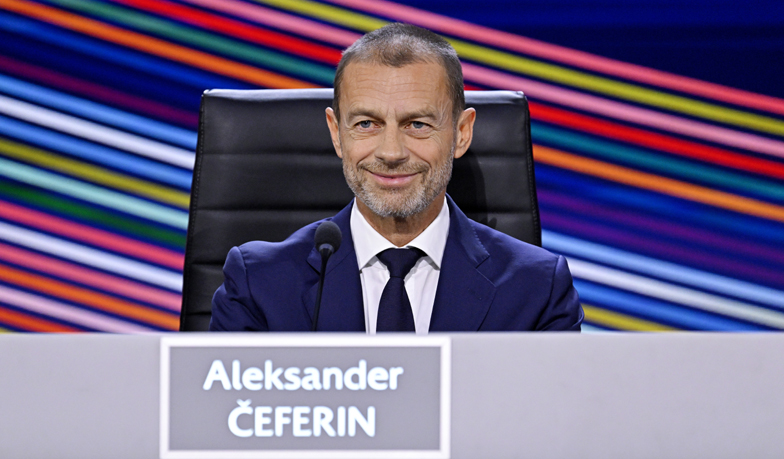Foto: W co gra prezes UEFA?