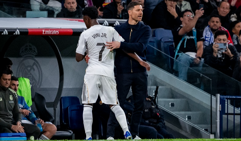 Foto: MARCA: Kibice wspierają Xabiego i pokazują drzwi Viníciusowi