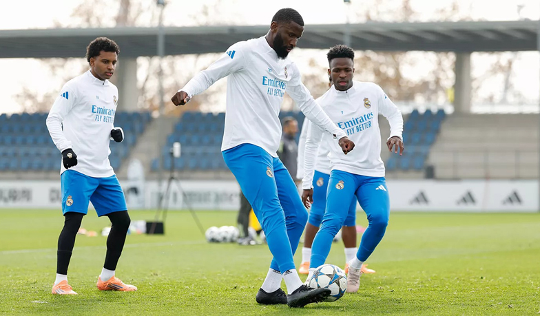Foto: Ośmiu piłkarzy nie trenowało z drużyną