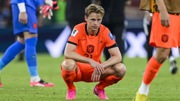 Oficjalnie: De Jong z naderwanym więzadłem w kolanie