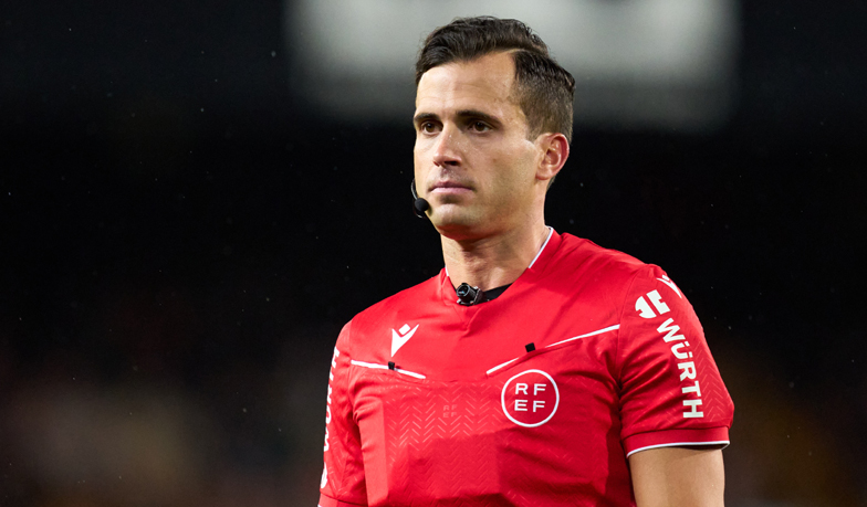 Foto: Hiszpanie wprowadzają do transmisji kamerę na ciele sędziego głównego