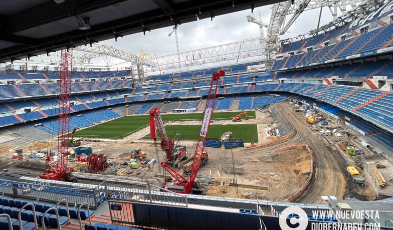 Foto: Robotnicy przejęli murawę na Bernabéu