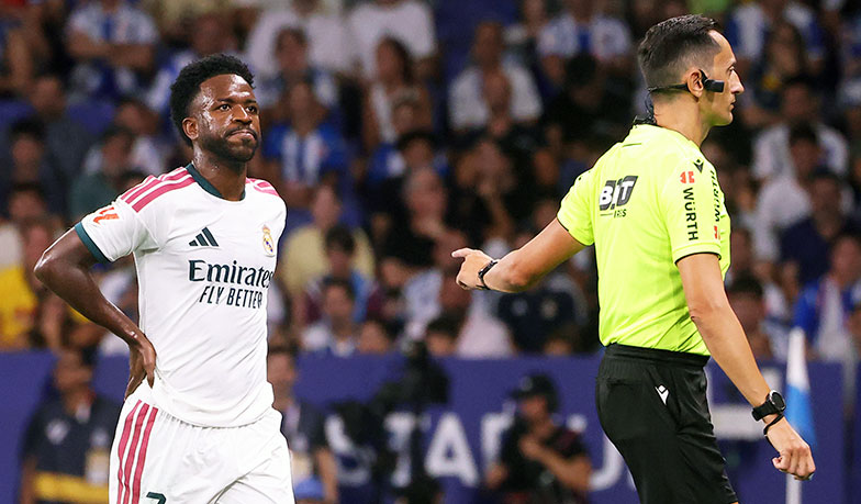 Real Madrid TV: Kopnięcie Viníciusa w plecy bez kartki, lekkie pociągnięcie Yamala za koszulkę z żółtą [VIDEO]