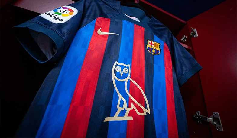 Foto: Barcelona zagra przeciwko Realowi z logo Drake'a