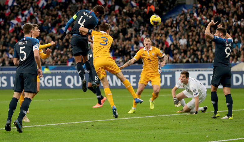 Foto: Wymęczone zwycięstwo Francji, gol Varane’a