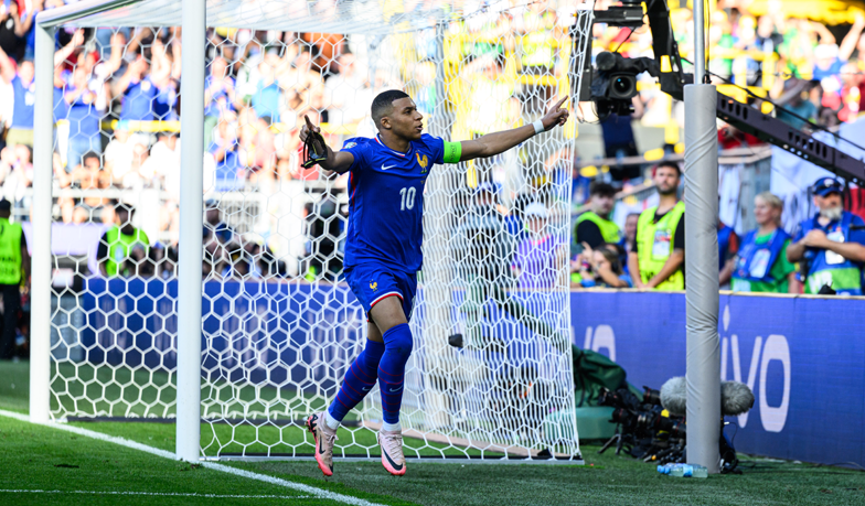 Foto: „Wielu Francuzów wyrzuciło Mbappé z serca”
