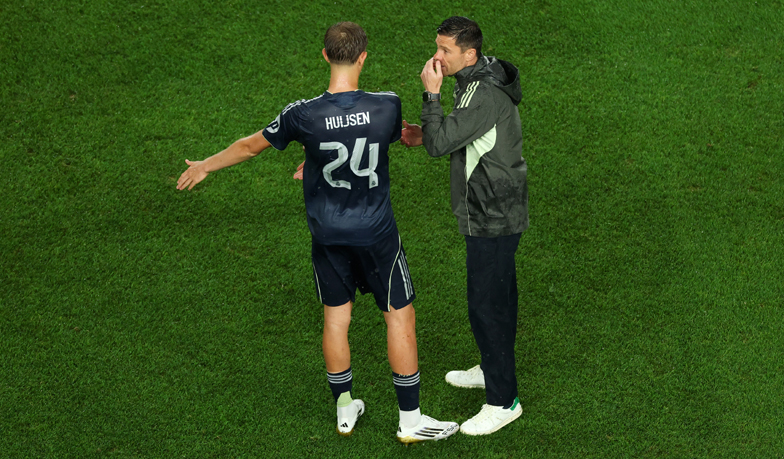 Foto: Xabi Alonso: Gra na trzech stoperów daje nam bogactwo, różnorodność i elastyczność