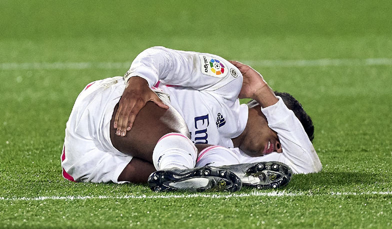 Foto: Rodrygo porusza się o kulach
