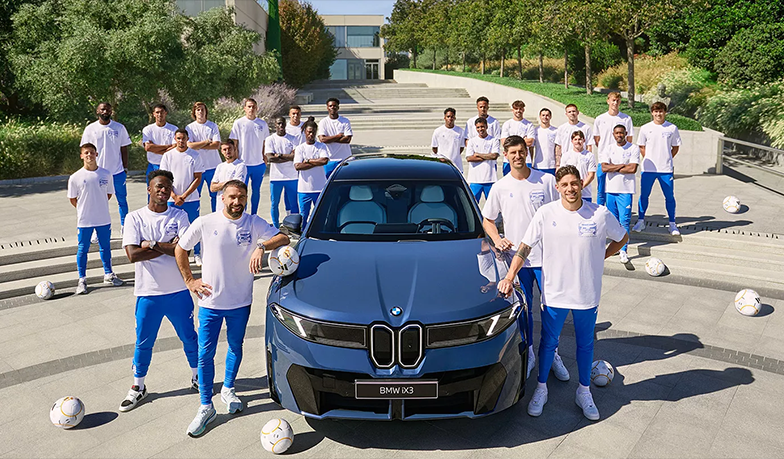Foto: Piłkarze odebrali nowe BMW