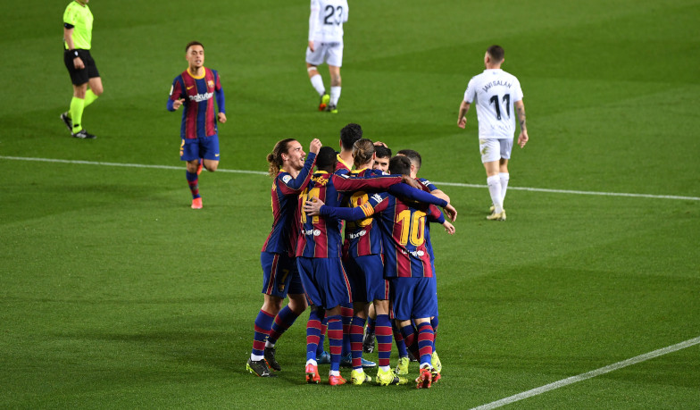 Foto: 27. kolejka: Barcelona pokonuje Huescę i przeskakuje Real
