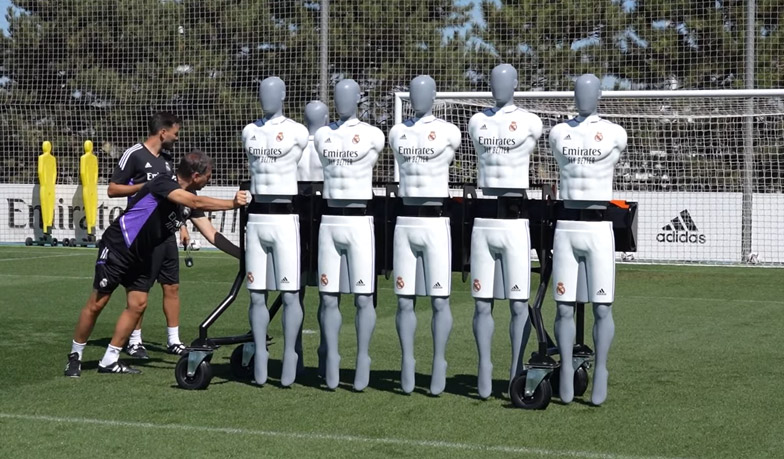 Foto: Piłkarze Realu Madryt kontra mechaniczny mur [VIDEO]