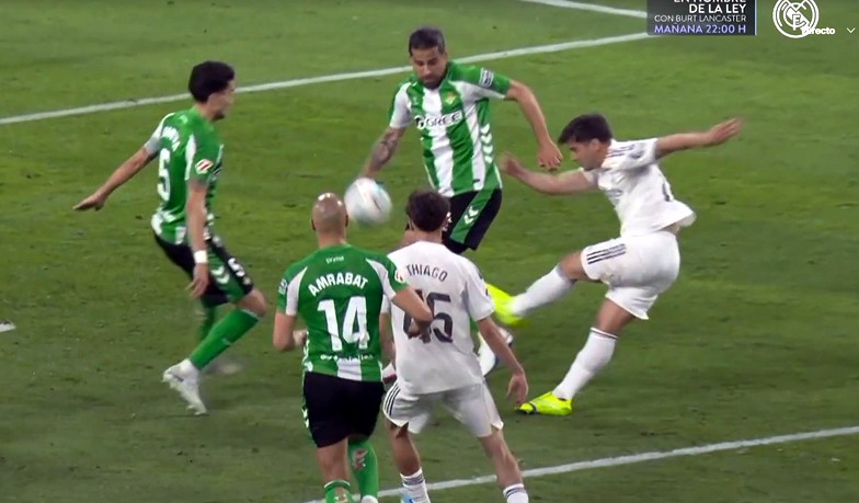 Real Madrid TV: Sędzia VAR sprawdził spalonego i rękę na karnego w… 12 sekund! [VIDEO]