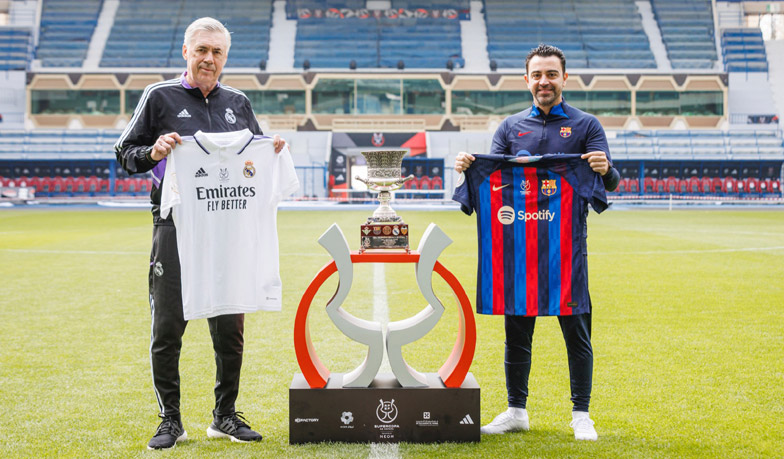 Foto: Ancelotti i Xavi wykonali tradycyjne zdjęcie z Superpucharem