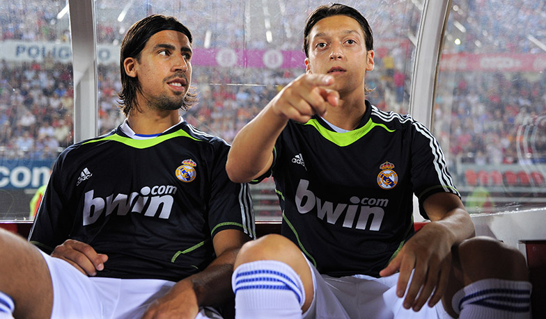 Foto: Özil i Khedira – z Madrytu na ziemię