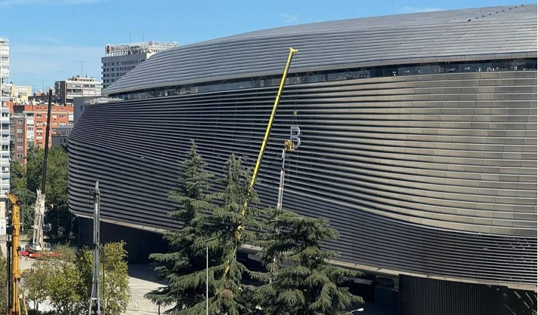 Foto: Rozpoczęto montaż napisu „Bernabéu” na fasadzie stadionu
