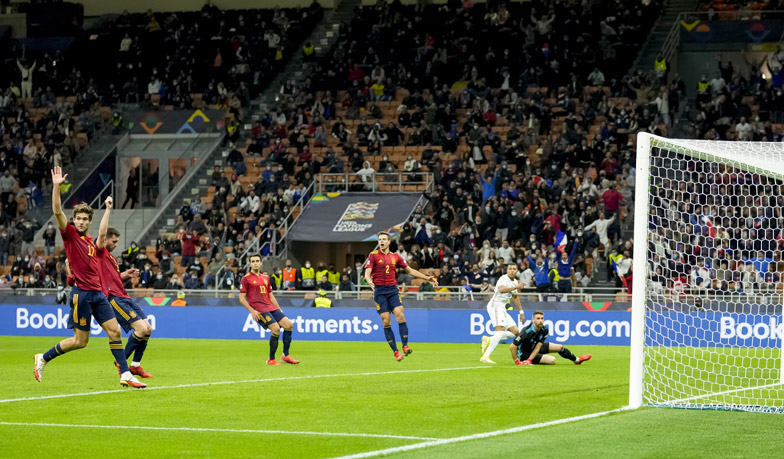 Foto: UEFA wnosi o zmianę przepisu o spalonym po golu Mbappé