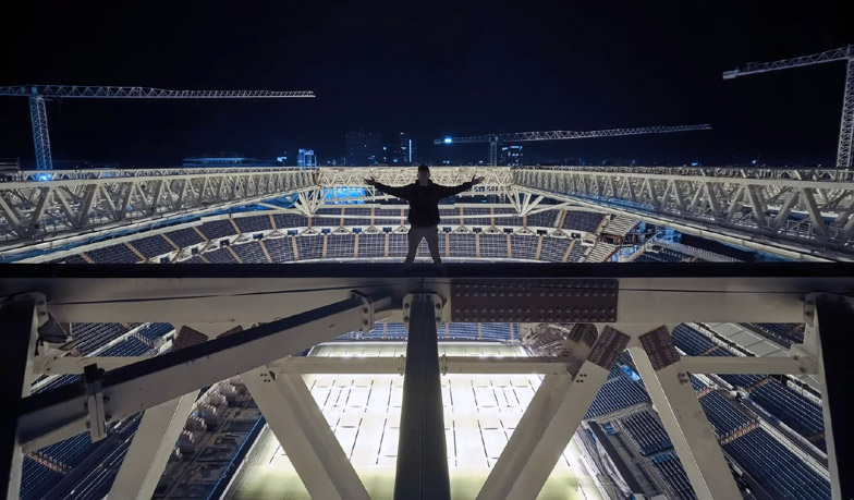 Foto: Dach przebudowywanego Bernabéu zdobyty przez wspinacza builderingowego