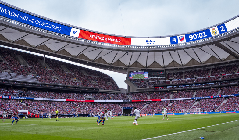 Foto: Oficjalnie: Kibice Atlético rzucili przedmiotem na murawę, a fani Realu obrażali Simeone