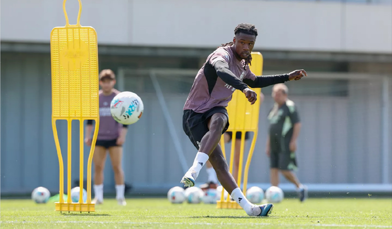 Ośmiu piłkarzy nie trenowało z grupą