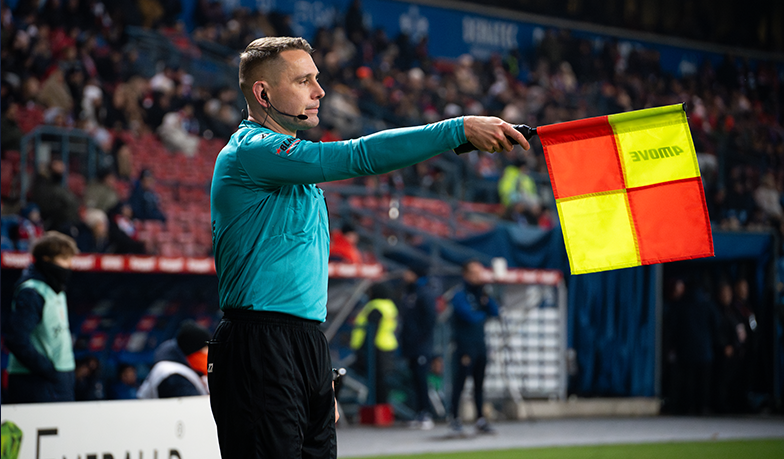 Foto: IFAB znów rozważa „prawo Wengera” przy spalonych
