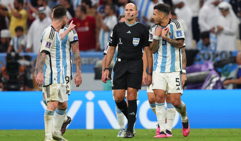 Foto: Argentyńczycy z ostrą krytyką sędziego Lahoza